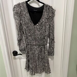 Fifteen Twenty Black & White Paisley V-Neck Long Sleeve Dress